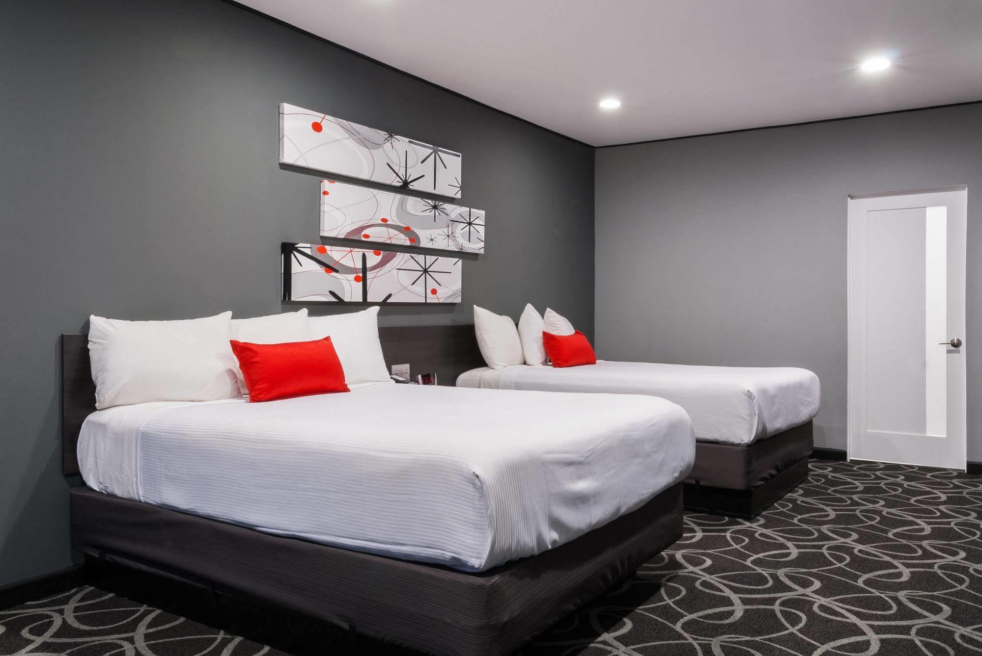 Astro Pasadena Hotel Extérieur photo